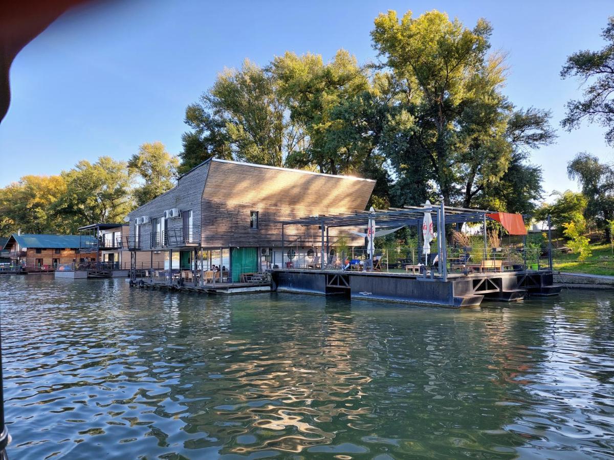 B&B Botel Charlie Belgrad Exteriör bild