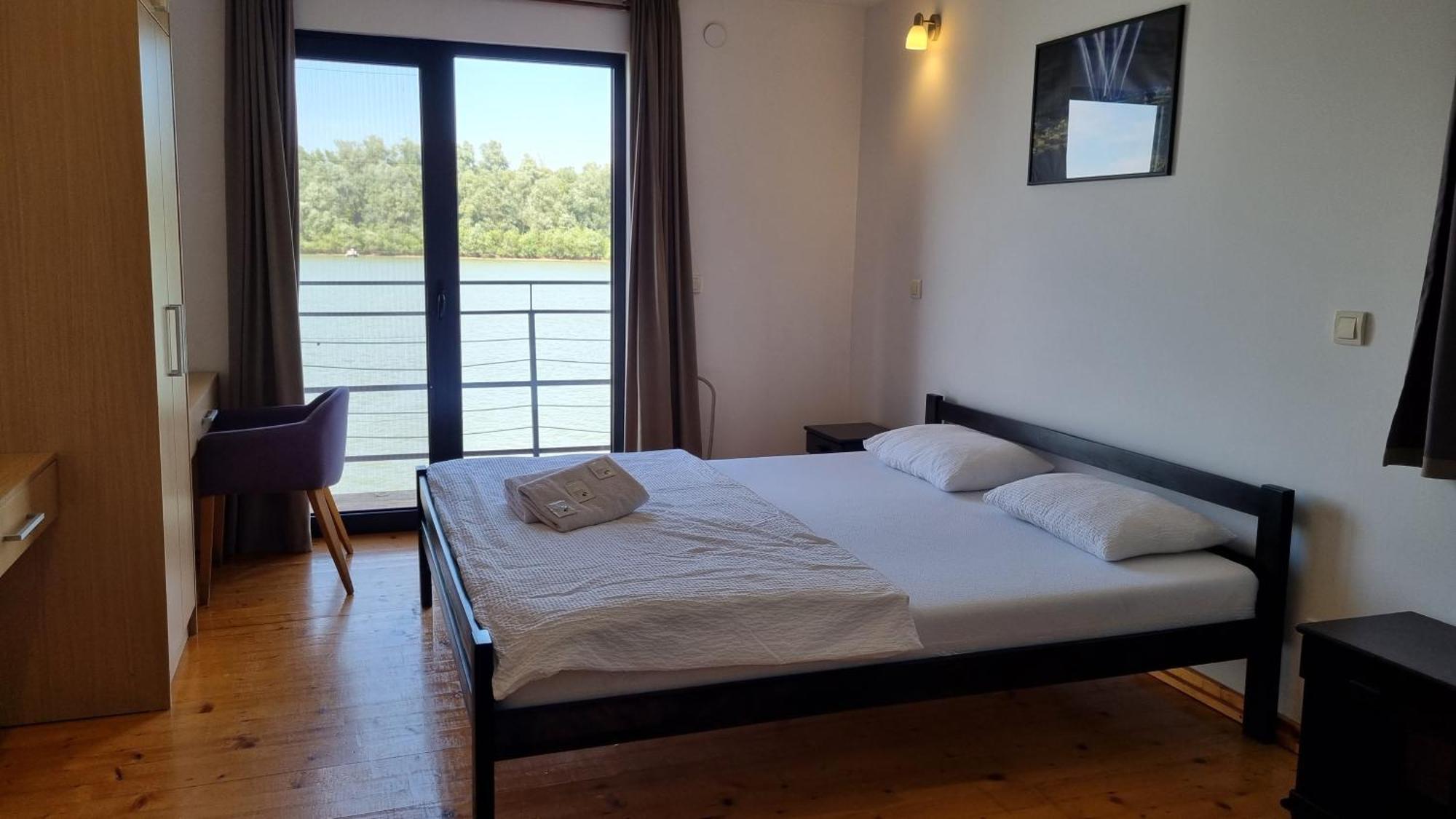 B&B Botel Charlie Belgrad Exteriör bild
