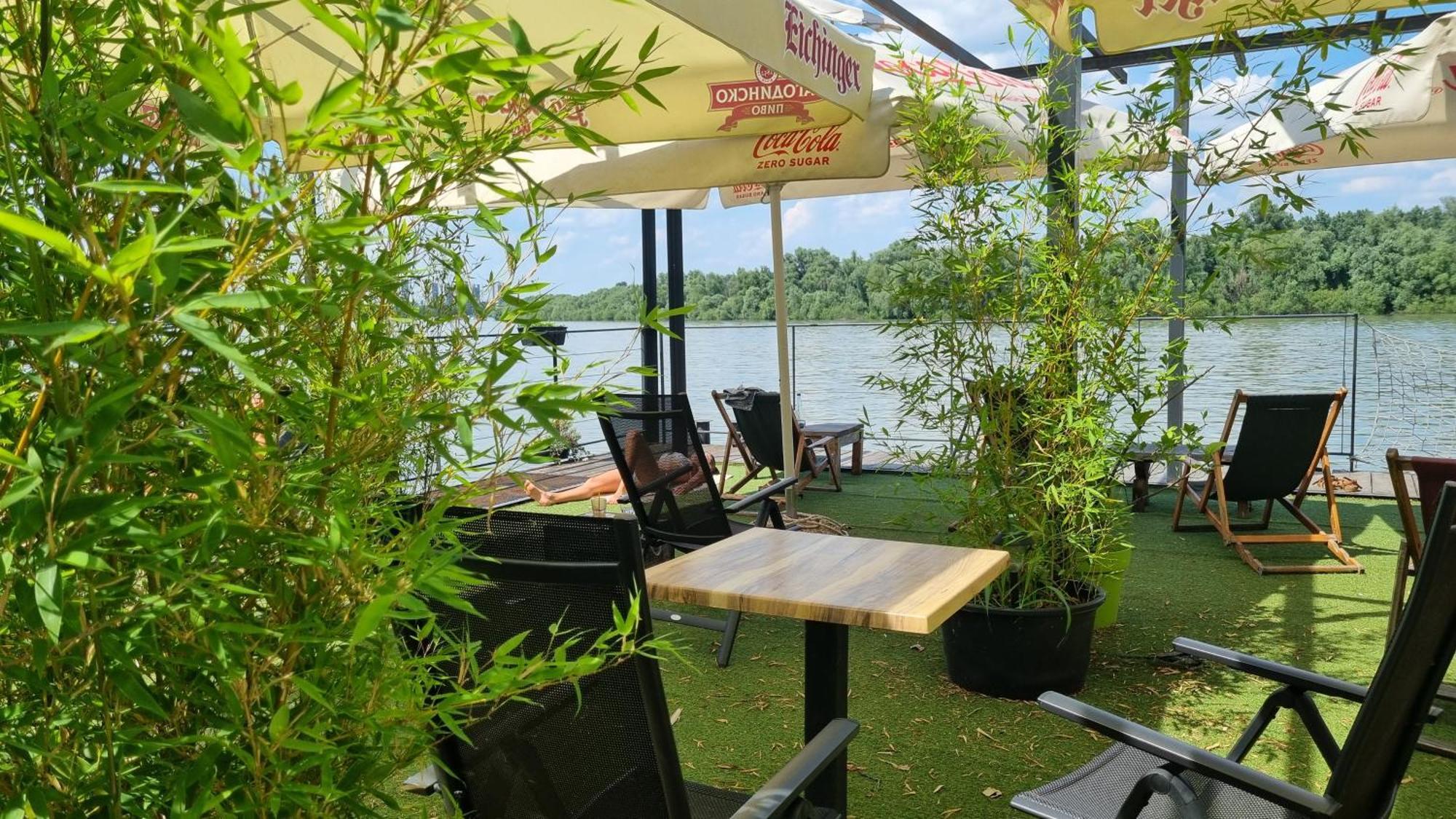 B&B Botel Charlie Belgrad Exteriör bild