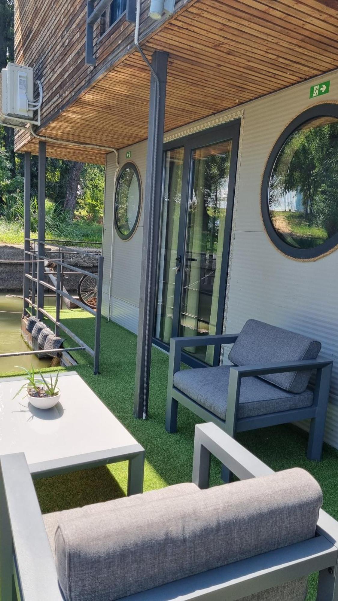 B&B Botel Charlie Belgrad Exteriör bild