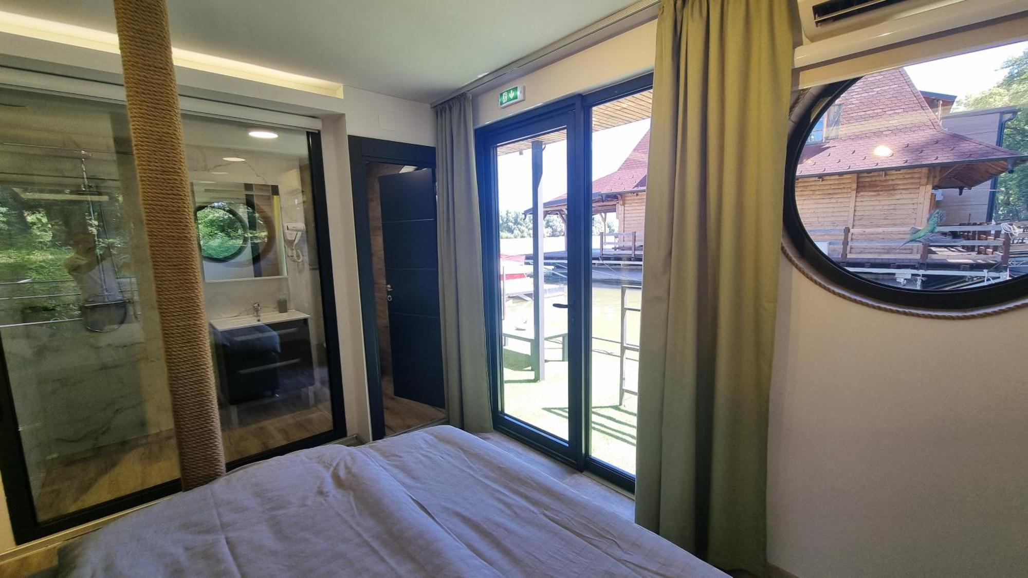 B&B Botel Charlie Belgrad Rum bild