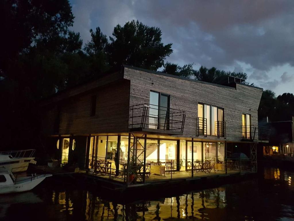 B&B Botel Charlie Belgrad Exteriör bild