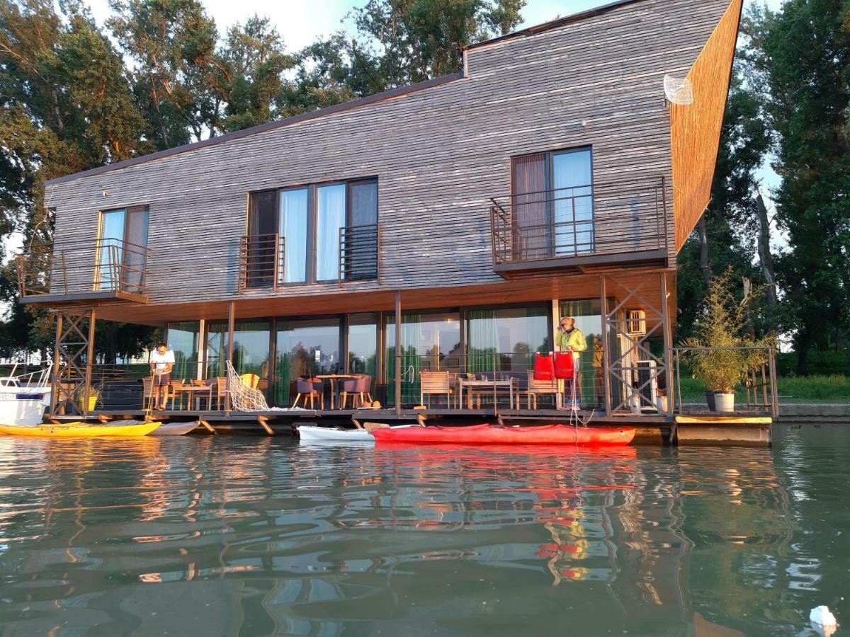 B&B Botel Charlie Belgrad Exteriör bild